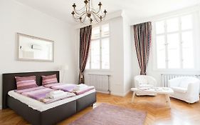 Chic & Charm Apartment